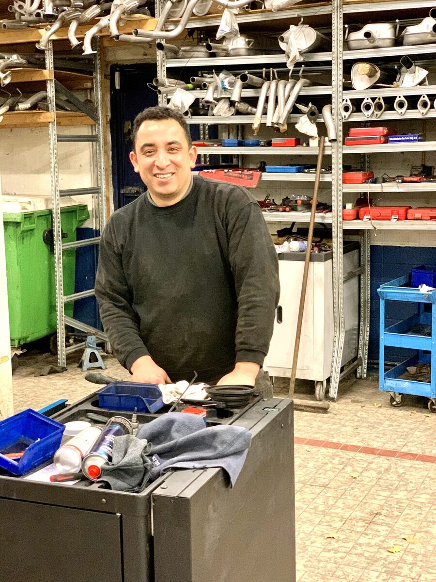 Monteur Aziz in de werkplaats