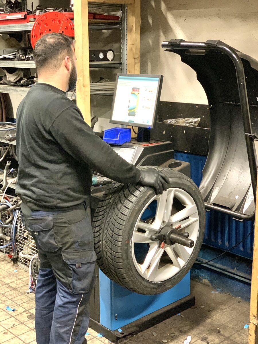 Monteur Tolgahan aan de balanceermachine